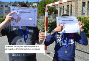 Service sanitaire - Les élèves ont reçu un diplôme pour leur participation à l'atelier d'activités physiques.