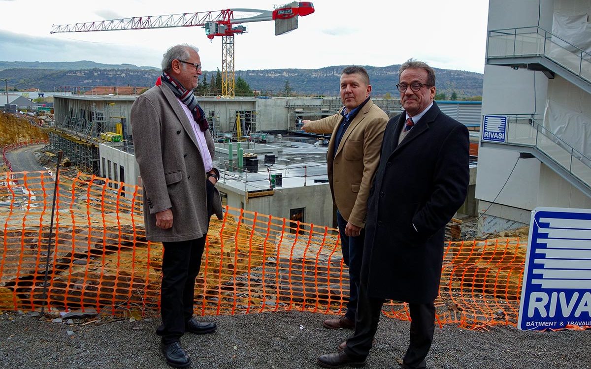 Le directeur du CHArMe Yvan Maniglier, le président de la CME le Dr Joseph HADDAD et le député de l'Ardèche M. Fabrice Brun devant le chantier des nouvelles urgences.