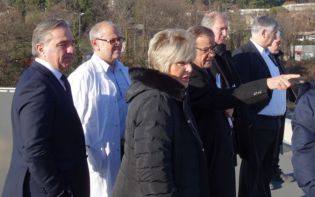 photo -groupe de personnes : Mme le Député de l'Ardèche, M. le Directeur du CHArMe, M. le maire d'Aubenas