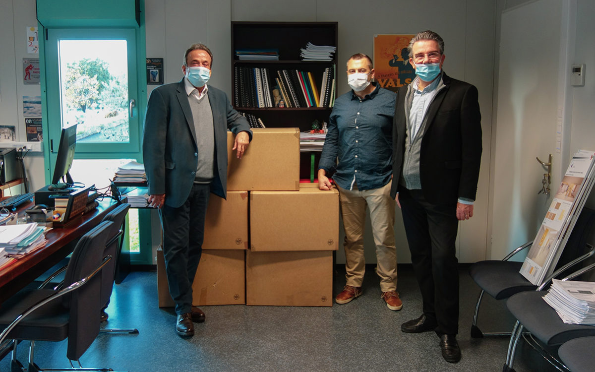 de G. à D. devant le stock de surblouses fournit par la Région : M. Yvan MANIGLIER, directeur du centre hospitalier ; M. Laurent ISSARTEL, coordonnateur général des soins ; M. Jean-Claude FLORY, maire de vals-les-Bains et président du conseil de surveillance.