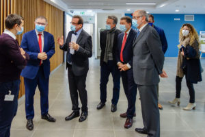 Visite des Urgences -de gauche à droite : Dr Maxime CHASSON, chef du service des Urgences ; Dr Jean-Yves GRALL, directeur général de l’ARS Auvergne-Rhône-Alpes ; M. Yvan MANIGLIER, directeur général du Centre Hospitalier d’Ardèche Méridionale ; M. Jean-Claude FLORY, conseiller régional, maire de Vals-les-Bains et président du conseil de surveillance ; M. Fabrice BRUN, député de l’Ardèche ; Dr Joseph HADDAD, président de la Commission Médicale d’Établissement ; (derrière) M. Olivier AMRANE, conseiller régional ; ; Mme Emmanuelle SORIANO, directrice de la délégation territoriale de l’ARS.