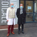 le Dr HADDAD et M. Maniglier devant la Maison Médicale de Garde.